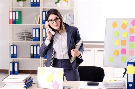 O Empregado Do Sexo Feminino Novo No Conceito De Oposi O Das