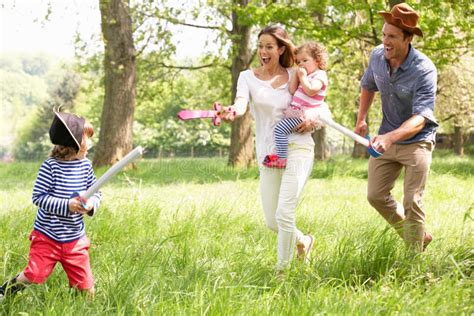 Parents Jouant Le Jeu D Aventure Avec Des Enfants Image Stock Image