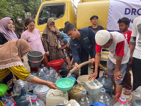 Alami Kekeringan LAZ Al Azhar Kirimkan Pasokan Air Bersih Ke Jawa