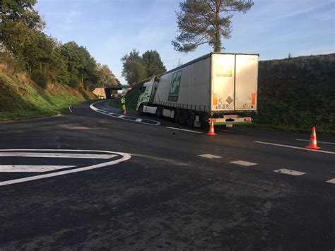 Accident un camion au fossé à Jugon les Lacs une grue devra le dépanner