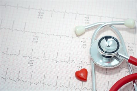 St Thoscope Et Mini Coeur Rouge Sur Papier Lectrocardiogramme Ecg