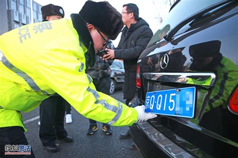 北京交警整顿花乡二手车市场一带车辆涉牌违法行为