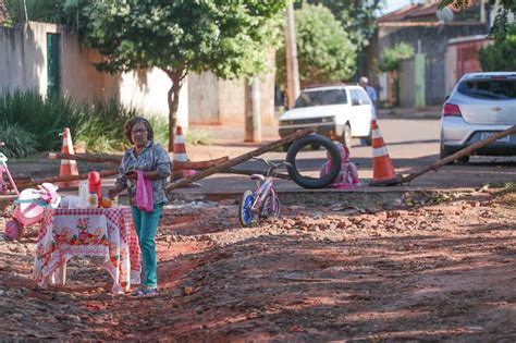 Com Cones E Até Bonecas Moradores Formam Barreira E Fecham Rua Em