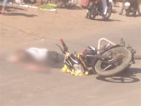 Truck Hit Bike Driver One Died On The Spot Woman Injured गंजबासौदा