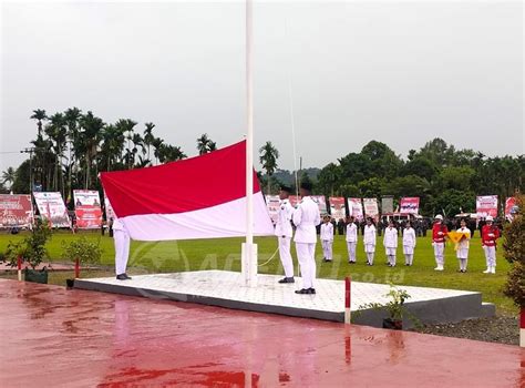 Ditengah Rintik Hujan Paskibra Manokwari Sukses Kibarkan Merah Putih