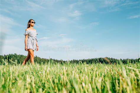 La Fille Gay Marche à L extérieur Dans Un Pré Image stock Image du vacances dame