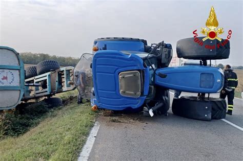 Trattore Si Ribalta Lungo La Via Emilia Alle Porte Di Fiorenzuola