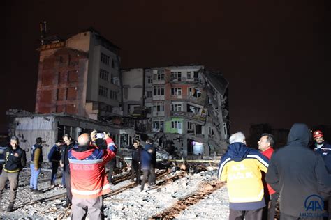 Malatya da depremde ağır hasar alan 5 katlı bina kendiliğinden yıkıldı