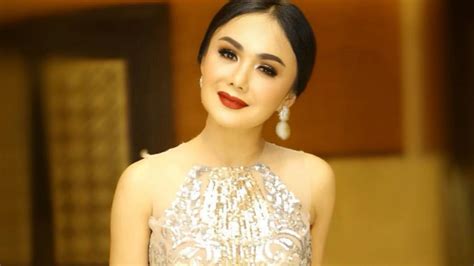 Foto Potret Yuni Shara Kenakan Baju Kebaya Tampil Memukau Dan Elegan