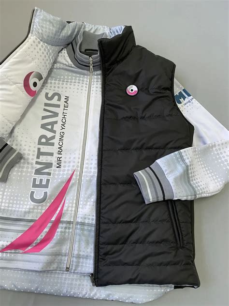 Заказать стёганные жилеты и куртки с принтами, логотипами и вышивкой купить