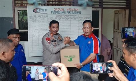 Kapolda Sulsel Bagikan 500 Paket Sembako Kepada Korban Banji