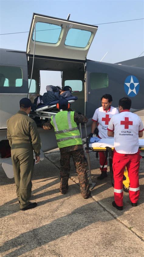 Trasladan vía aérea de Huehuetenango a la capital a niña por grave