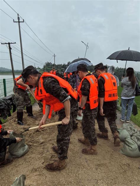 武警湖南总队全力奋战抗洪抢险一线水库抗洪抢险救援新浪新闻