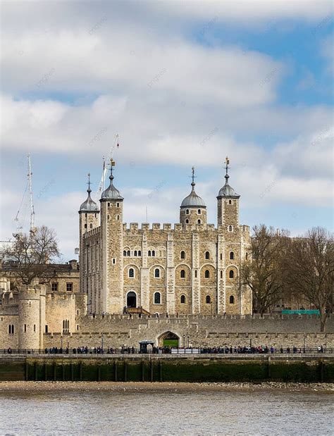 Di Tepi Utara Sungai Thames Terletak Menara London Foto Latar Belakang