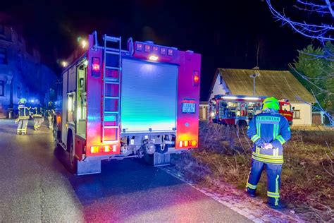 Brand mit Todesfolge Feuerwehr rettet fünf Personen aus brennendem