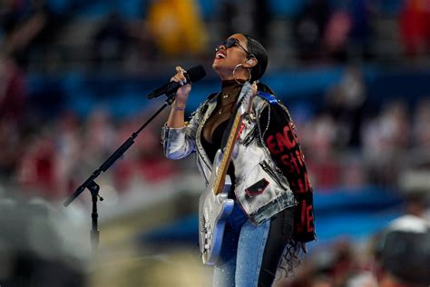 H.E.R.’s Super Bowl 2021 Outfit Features Red Platform Heels – Footwear News