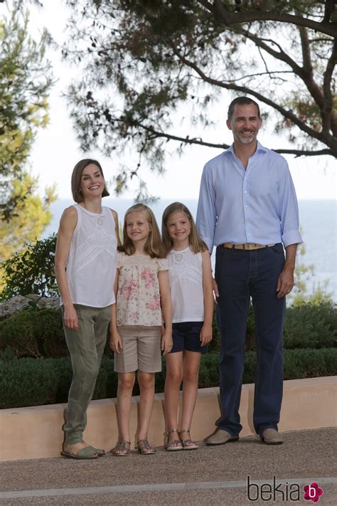 Los Reyes Felipe Y Letizia La Princesa Leonor Y La Infanta Sofía En Los Jardines De Marivent