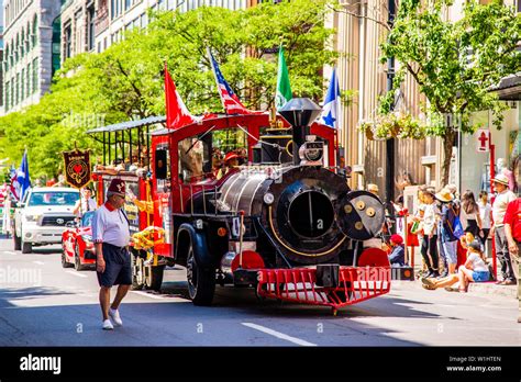 Le Défilé De La Fête Nationale Canadienne Au Centre Ville De Montréal