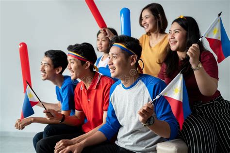 Povos Que Guardam A Bandeira De Filipinas Que Comemora O Dia Da