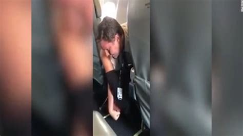 Pilot Tackles Unruly Passenger Cnn Video