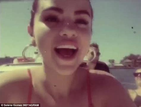 Selena Gomez Poses In A Bikini On Yacht Day With Pals Daily Mail Online