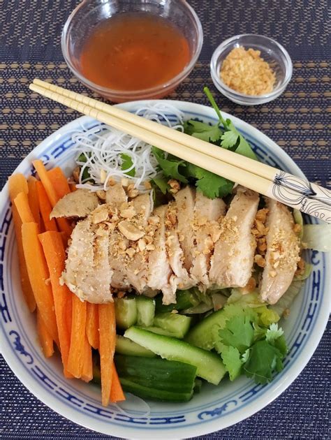 Bol De Vermicelles De Riz Au Poulet à La Citronnelle Les Saveurs De Marie