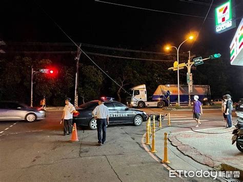 大貨車扯落電纜竟落跑！後方騎士衰雷殘畫面曝 警方出手了 Ettoday社會新聞 Ettoday新聞雲