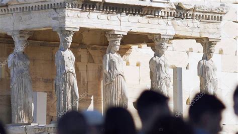 ATENAS GRECIA 03 15 2018 Caryatides réplicas de figuras en el