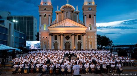 Venezuela Obtiene R Cord Guinness Con La Orquesta Folcl Rica M S Grande