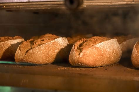 Door Het Brood Direct Op De Hete Stenen Bodem Van De Over Te Bakken