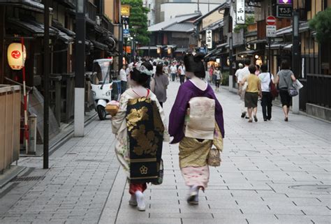 祇園・花見小路と舞妓さん 京都を歩くアルバム