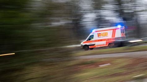 Unfälle Auto prallt gegen Baum Fahrer schwer verletzt ZEIT ONLINE