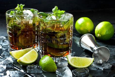 Cuba Libre Coctail Con Ron Cola Y Lima Concepto De Fiesta Foto De