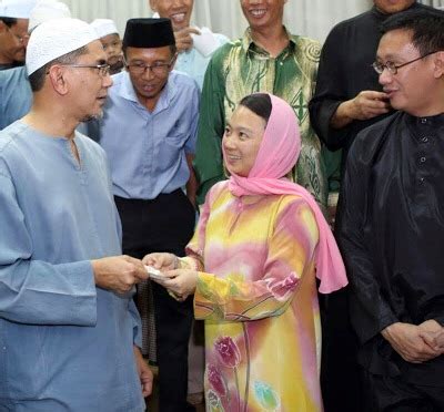 Hot Sexy Hannah Yeoh Bikini Pics