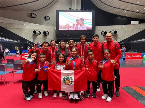 Per Consigue Cinco Medallas En El Campeonato Mundial De Parab Dminton