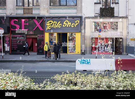 Une Famille Se Tient à Lextérieur Dun Magasin De Sexe Dans Le