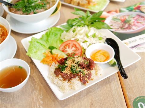 秒飛東南亞！美式越南餐館招牌河粉牛肉「粉紅透嫩」，生春捲沾醬微辣也超欠吃食尚玩家