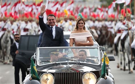 Bolsonaro desfila em carro aberto durante cerimônia de posse em