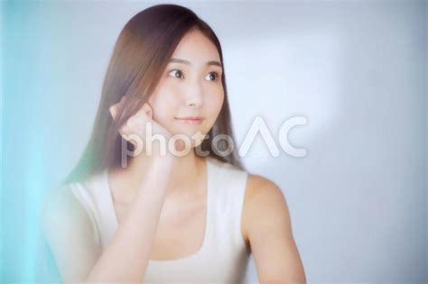 頬杖をして見つめている女性 No 25855483｜写真素材なら「写真ac」無料（フリー）ダウンロードok