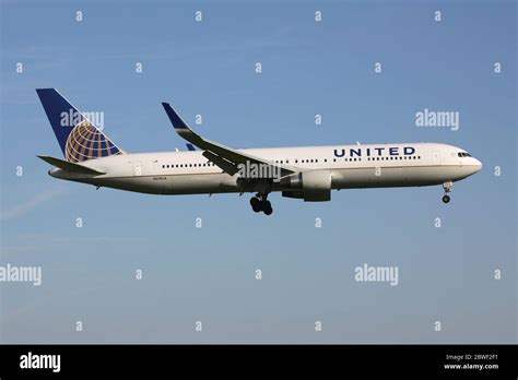 United Airlines Boeing 767 300 With Registration N674ua On Short Final