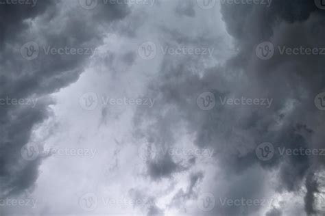 Stunning dark cloud formations right before a thunderstorm 10770585 ...