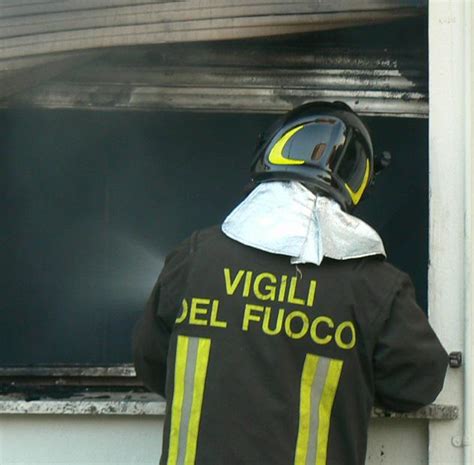 Incendio In Una Casa Ferito Vigile Del Fuoco