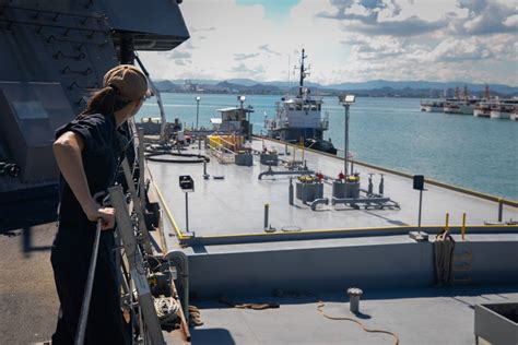 DVIDS Images USS Sioux City Sailor Oversees Barge Refueling Ops