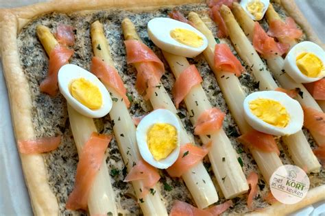 Plaattaart Met Witte Asperges En Gerookte Zalm Met Kort In De Keuken