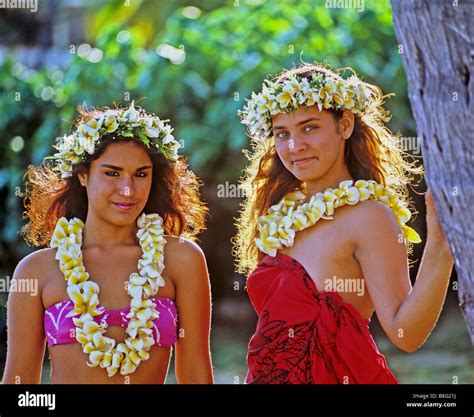 2042 Hula Girls Oahu Hawaii Usa Stock Photo Alamy