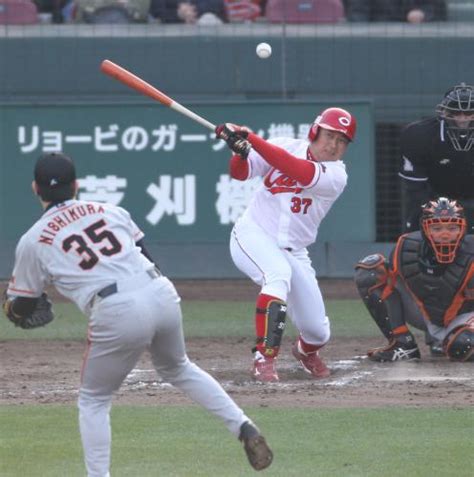 ＜広・巨＞延長11回1死満塁、二塁内野安打となるサヨナラ打を放つ広島・松山（投手・西村） ― スポニチ Sponichi Annex 野球