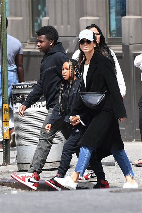 *EXCLUSIVE* New York, NY – Sandra Bullock keeps it casual in jeans and