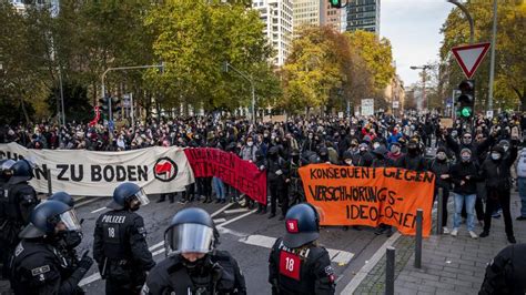 Querdenken Protest Polizei Setzt Wasserwerfer Gegen Demonstrierende