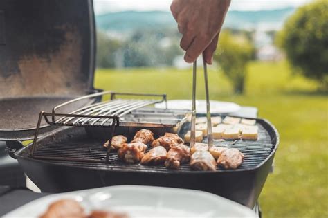 Churrasco No Fim De Semana Asas De Frango Queijo E Legumes Na Grelha A