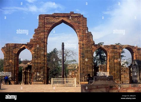 Quwwat Ul Islam Masjid Hi Res Stock Photography And Images Alamy